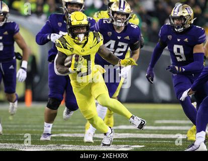 Novembre 12 2022: Oregon Ducks Rrunning back Bucky Irving (0) precipita per lo yardage durante la partita di calcio NCAA tra Oregon Ducks e il Washington Huskies Autzen Stadium, OR. Larry C. Lawson/CSM (Cal Sport Media tramite immagini AP) Foto Stock