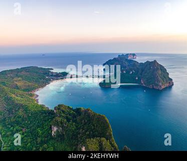 Veduta aerea della spiaggia di Ton Sai a Koh Phi Phi, Krabi Thailandia Foto Stock