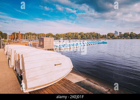 25 luglio 2022, Munster, Germania: Molte barche e altre navi in affitto per il yachting e la ricreazione sul lago Aasee a Munster Foto Stock