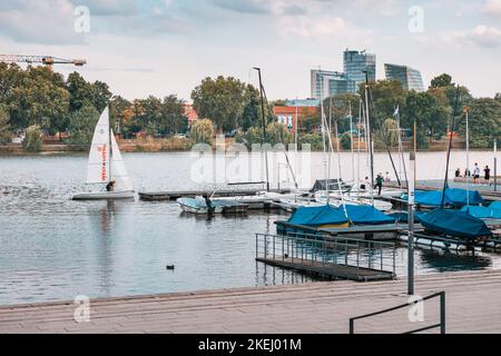 25 luglio 2022, Munster, Germania: Molte barche a vela e altre navi in affitto per il yachting e la ricreazione sul lago Aasee a Munster Foto Stock