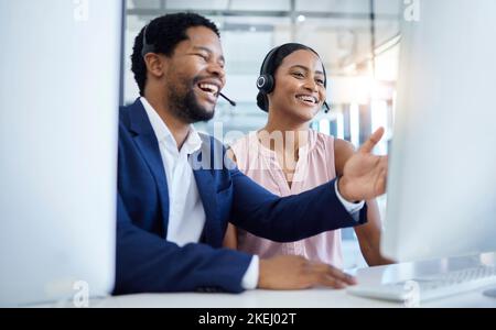 Formazione uomo, donna nera o computer in ufficio call center, crm consulenza startup o B2B telemarketing società di vendita. Sorridete, felici o imparate Foto Stock