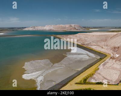 Decantatore di salamoia che scorre da mucchi di sale di potassio e discariche Foto Stock