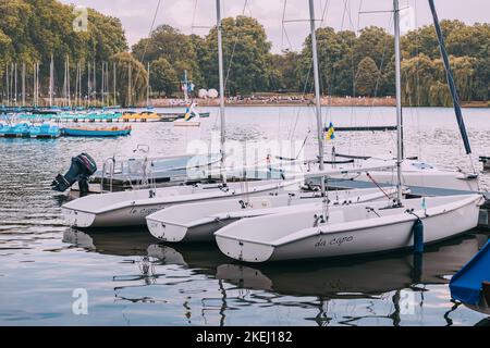 25 luglio 2022, Munster, Germania: Molte barche a vela e altre navi in affitto per il yachting e la ricreazione sul lago Aasee a Munster Foto Stock