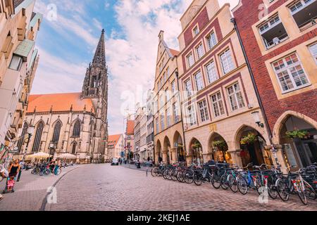 25 luglio 2022, Munster, Germania: Strada della città vecchia con la Torre della Chiesa di San Lamberti sullo sfondo. Foto Stock