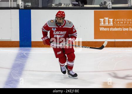 12 novembre 2022: I pionieri del Sacro cuore avanzano Tim Clifton (21) pattina in scaldamenti prima di una partita contro i Tigri RIT. Il Rochester Institute of Technology Tigers ha ospitato i Sacred Heart University Pioneers in una conferenza atlantica di Hockey maschile della NCAA Division 1 al gene Polisseni Center di Rochester, New York. (Jonathan Tenca/CSM) Foto Stock