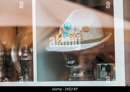 25 luglio 2022, Munster, Germania: Cappello souvenir con badge nel negozio turistico di Muenster Foto Stock