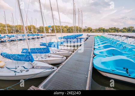25 luglio 2022, Munster, Germania: Molte barche a vela e altre navi in affitto per il yachting e la ricreazione sul lago Aasee a Munster Foto Stock