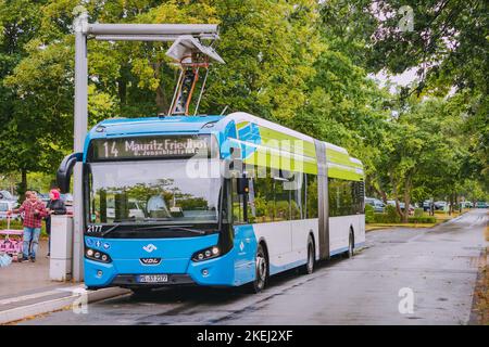 26 luglio 2022, Munster, Germania: L'autobus elettrico viene caricato dopo il completamento della rotta cittadina. Il problema dell'ecologia e dell'energia verde nel trasporto pubblico Foto Stock