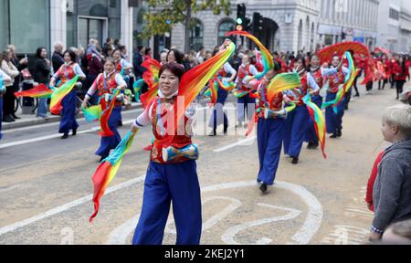 Londra, Gran Bretagna. 12th Nov 2022. Un team della Zhejiang UK Association (ZJUKA) partecipa al Lord Mayor's Show di Londra, Gran Bretagna, il 12 novembre 2022. L'annuale 'Lord Mayor's Show' si è svolta sabato nella City di Londra. Partendo dalla tradizione che ogni anno un nuovo sindaco del signore è eletto per rappresentare il centro commerciale tradizionale di Londra e deve viaggiare dalla città a Westminster per giurare fedeltà al re o alla regina, lo spettacolo è diventato ora un carnevale per i residenti. Credit: Li Ying/Xinhua/Alamy Live News Foto Stock