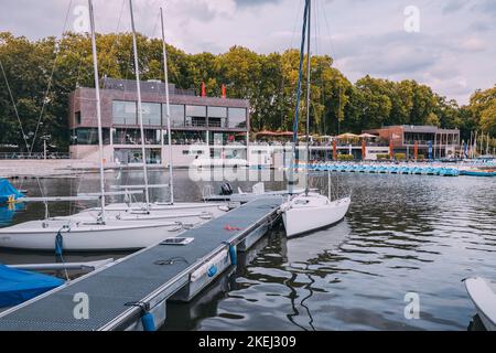 25 luglio 2022, Munster, Germania: Molte barche a vela e altre navi in affitto per il yachting e la ricreazione sul lago Aasee a Munster Foto Stock