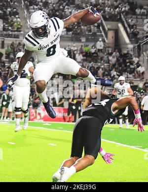 Honolulu, Hawaii, USA. 12th Nov 2022. Il grande ricevitore DEGLI Utah state Aggies BRIAN COBBS (8) ha saltato sulla schiena difensiva dei Hawaii Warriors PETER MANUMA (33) durante la prima metà di una partita tra gli Utah state Aggies e i Rainbow Warriors dell'Università delle Hawaii giocati al Clarence T.C. Ching Stadium, Honolulu, Hawaii. (Credit Image: © Steven Erler/ZUMA Press Wire) Foto Stock