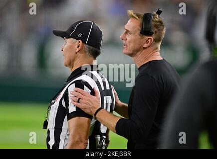 Honolulu, Hawaii, USA. 12th Nov 2022. L'allenatore capo degli Utah state Aggies BLAKE ANDERSON durante la prima metà di una partita tra gli Utah state Aggies e gli University of Hawaii Rainbow Warriors giocati al Clarence T.C. Ching Stadium, Honolulu, Hawaii. (Credit Image: © Steven Erler/ZUMA Press Wire) Foto Stock