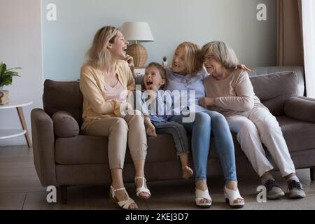 Allegre donne multigenerazionali ridere, godersi la conversazione e la comunicazione amichevole Foto Stock