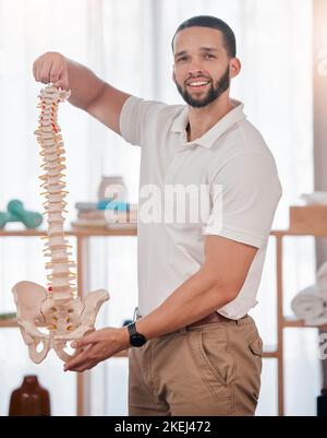 Chiropratico, colonna vertebrale dello scheletro e ritratto del medico per l'anatomia sanitaria, medica e ortopedica. Fisioterapia, chirurgia e medicina con l'uomo Foto Stock