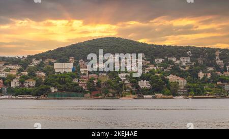 Vista sulle montagne dell'isola di Kinaliada dal Mar di Marmara, con case estive tradizionali, Istanbul, Turchia Foto Stock