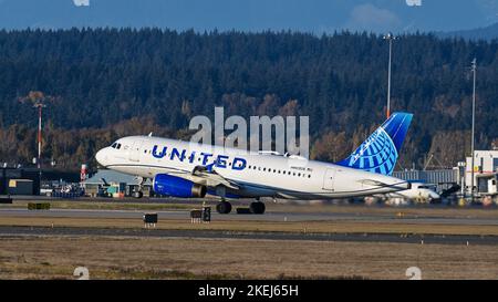 Richmond, British Columbia, Canada. 12th Nov 2022. Un pontile United Airlines Airbus A319 (N803UA) parte dall'aeroporto internazionale di Vancouver. (Credit Image: © Bayne Stanley/ZUMA Press Wire) Foto Stock