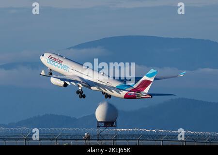 Richmond, British Columbia, Canada. 12th Nov 2022. Un molo Eurowings Discover Airbus A330 (D-AIKH) parte dall'aeroporto internazionale di Vancouver. (Credit Image: © Bayne Stanley/ZUMA Press Wire) Foto Stock