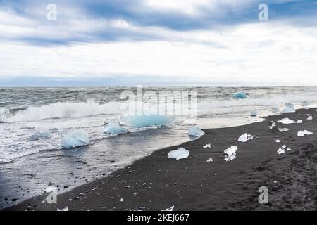 Diamond Beach l'Islanda è conosciuta per i pezzi di iceberg lavati sulla riva sparsi sulla sua sabbia nera Foto Stock