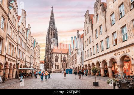 26 luglio 2022, Munster, Germania: Prinzipalmarkt - folle di turisti nella famosa via dello shopping e attrazione turistica. Torre di San Lamberti a backgrou Foto Stock