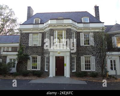 Wave Hill è una tenuta di 28 acri nella sezione Hudson Hill di Riverdale nel Bronx, New York City. Wave Hill attualmente è costituita da orticultura pubblica Foto Stock