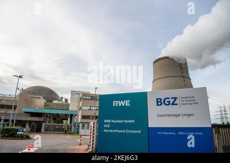 Lingen, Germania. 03rd Nov 2022. Vista della centrale nucleare di Emsland. La centrale nucleare di Lingen era in realtà prevista per andare fuori linea il 31 dicembre 2022. Ma dopo che il cancelliere ha messo il piede giù in ottobre, ora è di rimanere in funzione fino ad aprile. (A dpa 'tre mesi non basta - le opinioni di Lingen sulla centrale nucleare') Credit: Lino Mirgeler/dpa/Alamy Live News Foto Stock