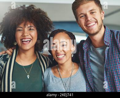 Il miglior team che tutti possano chiedere. Ritratto di un gruppo di giovani colleghi felici e di successo in un ufficio moderno. Foto Stock