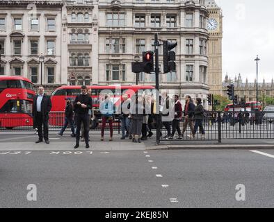 LONDRA, Regno Unito - CIRCA OTTOBRE 2022: Persone nel centro di Londra Foto Stock