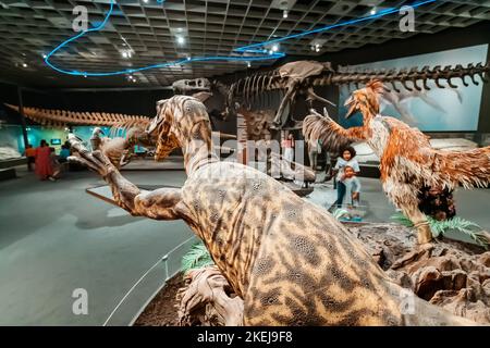 26 luglio 2022, Munster Natural History Museum, Germania: Famiglia con bambini in visita alla mostra di terrificanti modelli di dinosauro del Giurassico e Cretaceo Foto Stock