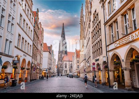 25 luglio 2022, Munster, Germania: Prinzipalmarkt - folle di turisti nella famosa via dello shopping e attrazione turistica. Torre di San Lamberti a backgrou Foto Stock