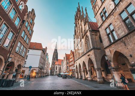 25 luglio 2022, Munster, Germania: Prinzipalmarkt - folle di turisti nella famosa via dello shopping e attrazione turistica. Torre di San Lamberti a backgrou Foto Stock