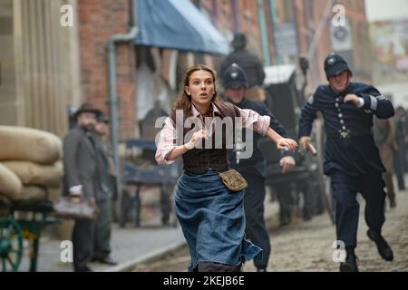 MILLIE BOBBY MARRONE in ENOLA HOLMES 2 (2022), regia di HARRY BRADBEER. Credit: Legendary Pictures / Netflix / Album Foto Stock