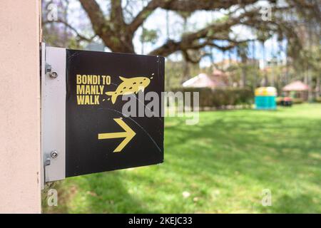 Un cartello per il Bondi a Manly Walk a Milson Park Foto Stock