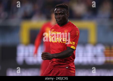 Genova, Italia, 12th novembre 2022. Lameck banda di Lecce USA guarda durante la Serie A match a Luigi Ferraris, Genova. Il credito per le immagini dovrebbe essere: Jonathan Moskrop / Sportimage Credit: Sportimage/Alamy Live News Foto Stock