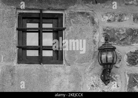 Piccola finestra in legno e persiane di una casa locale a Erzurum, Turchia Foto Stock