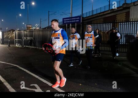 Kevin Sinfield si fa una corona al Murrayfield War Memorial in vista del primo giorno della sfida Ultra 7 in 7 da Murrayfield a Melrose. L'ex capitano di Leeds è destinato a completare sette ultra-maratone in tanti giorni in aiuto della ricerca sulla malattia del motoneurone. Data immagine: Domenica 13 novembre 2022. Foto Stock