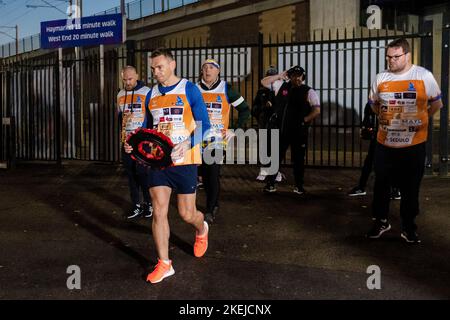 Kevin Sinfield si fa una corona al Murrayfield War Memorial in vista del primo giorno della sfida Ultra 7 in 7 da Murrayfield a Melrose. L'ex capitano di Leeds è destinato a completare sette ultra-maratone in tanti giorni in aiuto della ricerca sulla malattia del motoneurone. Data immagine: Domenica 13 novembre 2022. Foto Stock