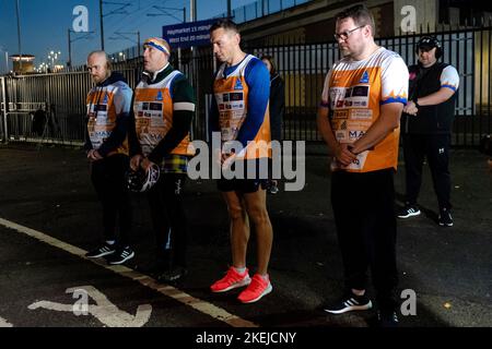 Kevin Sinfield si fa una corona al Murrayfield War Memorial in vista del primo giorno della sfida Ultra 7 in 7 da Murrayfield a Melrose. L'ex capitano di Leeds è destinato a completare sette ultra-maratone in tanti giorni in aiuto della ricerca sulla malattia del motoneurone. Data immagine: Domenica 13 novembre 2022. Foto Stock