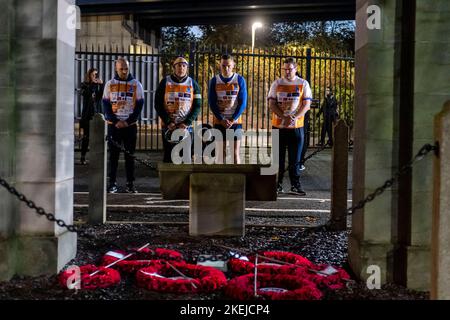 Kevin Sinfield si fa una corona al Murrayfield War Memorial in vista del primo giorno della sfida Ultra 7 in 7 da Murrayfield a Melrose. L'ex capitano di Leeds è destinato a completare sette ultra-maratone in tanti giorni in aiuto della ricerca sulla malattia del motoneurone. Data immagine: Domenica 13 novembre 2022. Foto Stock