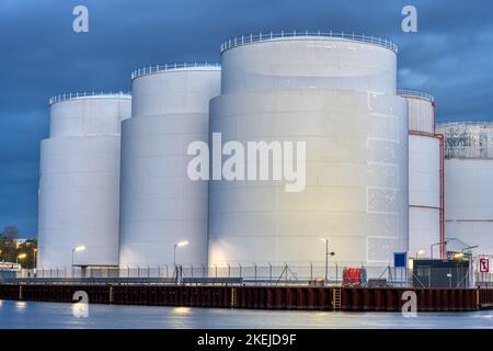 Serbatoi di stoccaggio carburante di notte visto a Berlino, Germania Foto Stock