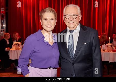 Amburgo, Germania. 12th Nov 2022. Cornelia Poletto, chef, e Rüdiger Grube vengono al 'Palazzo' di Poletto in occasione della prima edizione del nuovo programma 'Unikate'. Credit: Georg Wendt/dpa/Alamy Live News Foto Stock