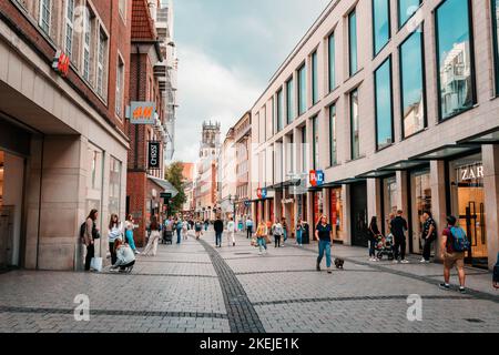 25 luglio 2022, Munster, Germania: Numerosi negozi e gallerie con persone che passano. Attrazioni turistiche e attrazioni turistiche Foto Stock