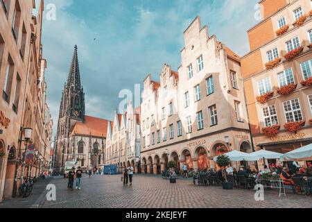 26 luglio 2022, Munster, Germania: Prinzipalmarkt - folle di turisti nella famosa via dello shopping e attrazione turistica. Torre di San Lamberti a backgrou Foto Stock