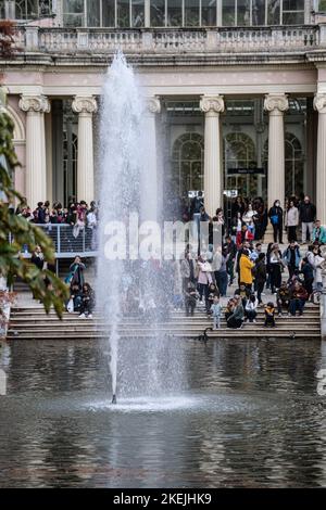 Madrid, Spagna - 12 novembre 2022: Affollata fontana del Palazzo di Cristallo o Palacio de Cristal e lago al Parco del Retiro. Foto Stock