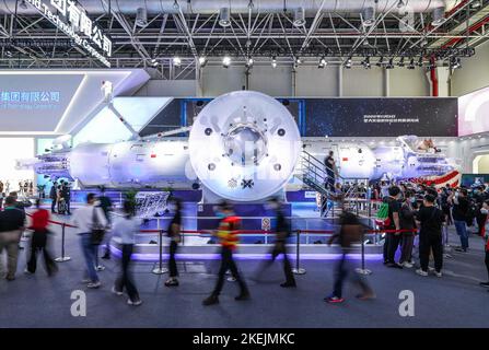 Guangzhou, la provincia cinese di Guangdong. 9th Nov 2022. I visitatori possono vedere un modello 1:1 della combinazione di stazioni spaziali della Cina alla China International Aviation and Aerospace Exhibition 14th a Zhuhai, nella provincia del Guangdong, nel sud della Cina, il 9 novembre 2022. Credit: Liu Dawei/Xinhua/Alamy Live News Foto Stock