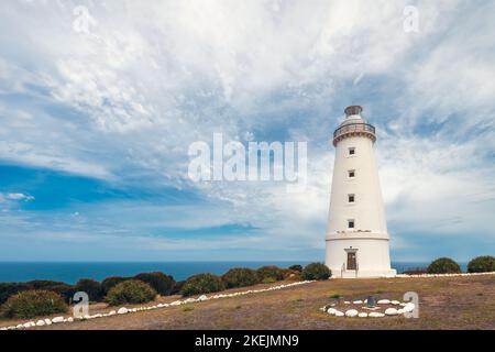Faro attivo di Cape Willoughby visto contro il cielo blu con le nuvole in una giornata intensa, Kangaroo Island, South Australia Foto Stock