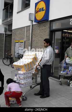 DANMARK/DANIMARCA. Negozi danesi al mercato della drogheria Deucteh ching lidl nella capitale danese. /Sett. 18, 2008 (Photo.Francis Joseph Dean/Dean Pictures) Foto Stock