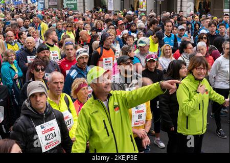 Cuneo, Italia. Novembre 13, 2022. Alcuni dei 18.500 partecipanti alla linea di partenza della maratona annuale di Cuneo. La maratona è un evento profondamente sentito dai cittadini. Credit: Luca Presentia / Alamy Live News Foto Stock