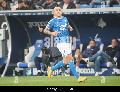 12 novembre 2022, PreZero Arena, Sinsheim, GER, 1st FBL, TSG 1899 Hoffenheim vs VfL Wolfsburg, le normative DFL vietano qualsiasi uso di fotografie come sequenze di immagini e/o quasi-video. Nella foto Angelino (Hoffenheim) Foto Stock