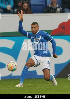 12 novembre 2022, PreZero Arena, Sinsheim, GER, 1st FBL, TSG 1899 Hoffenheim vs VfL Wolfsburg, le normative DFL vietano qualsiasi uso di fotografie come sequenze di immagini e/o quasi-video. Nella foto Kevin Akpoguma (Hoffenheim) Foto Stock