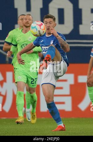 12 novembre 2022, PreZero Arena, Sinsheim, GER, 1st FBL, TSG 1899 Hoffenheim vs VfL Wolfsburg, le normative DFL vietano qualsiasi uso di fotografie come sequenze di immagini e/o quasi-video. Nella foto Angelo Stiller (Hoffenheim) Foto Stock